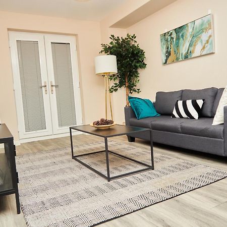 מנצ'סטר Deluxe And Cozy Two Bedroom With 1 Bathroom And Open Balcony מראה חיצוני תמונה