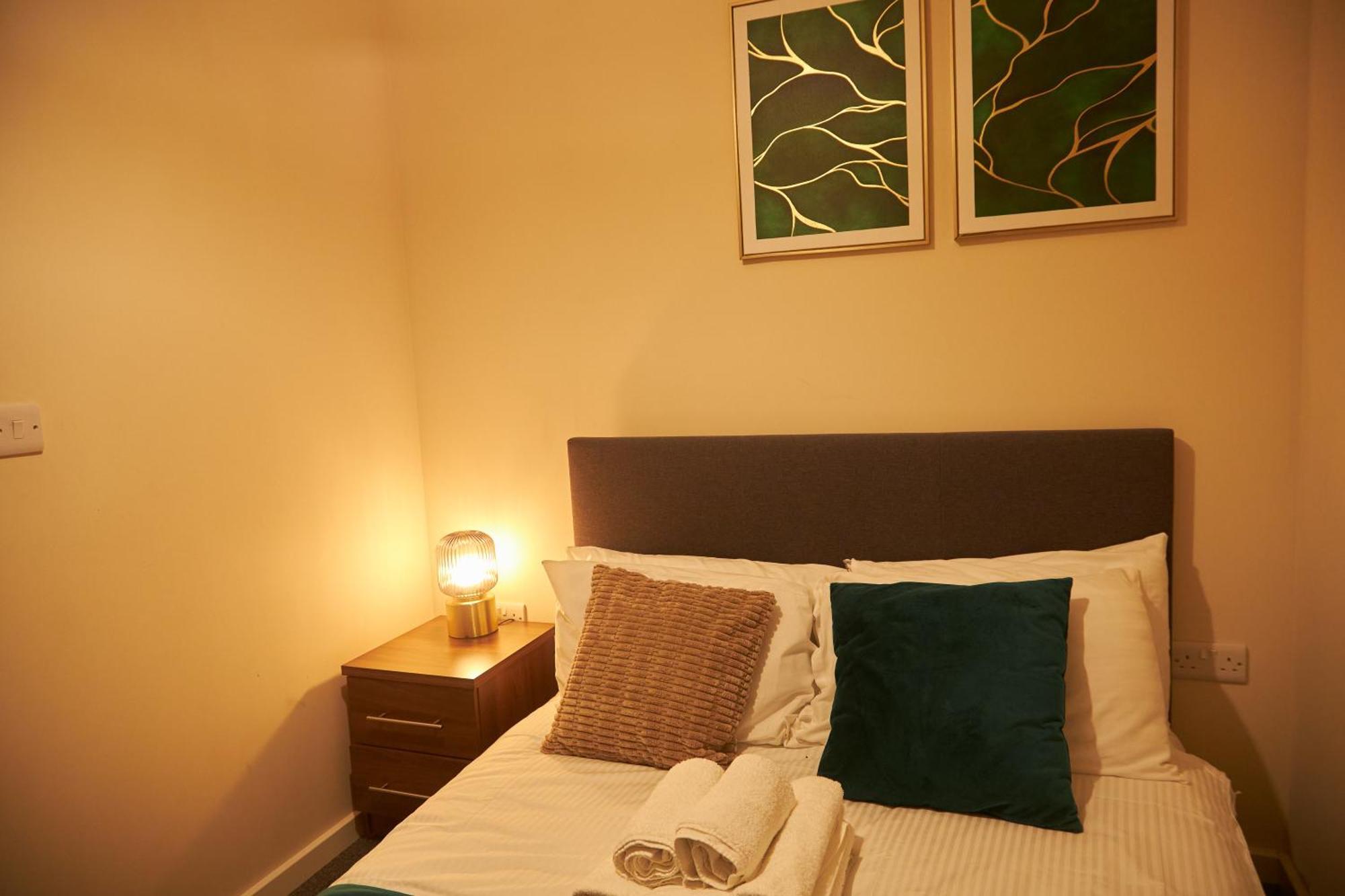 מנצ'סטר Deluxe And Cozy Two Bedroom With 1 Bathroom And Open Balcony מראה חיצוני תמונה