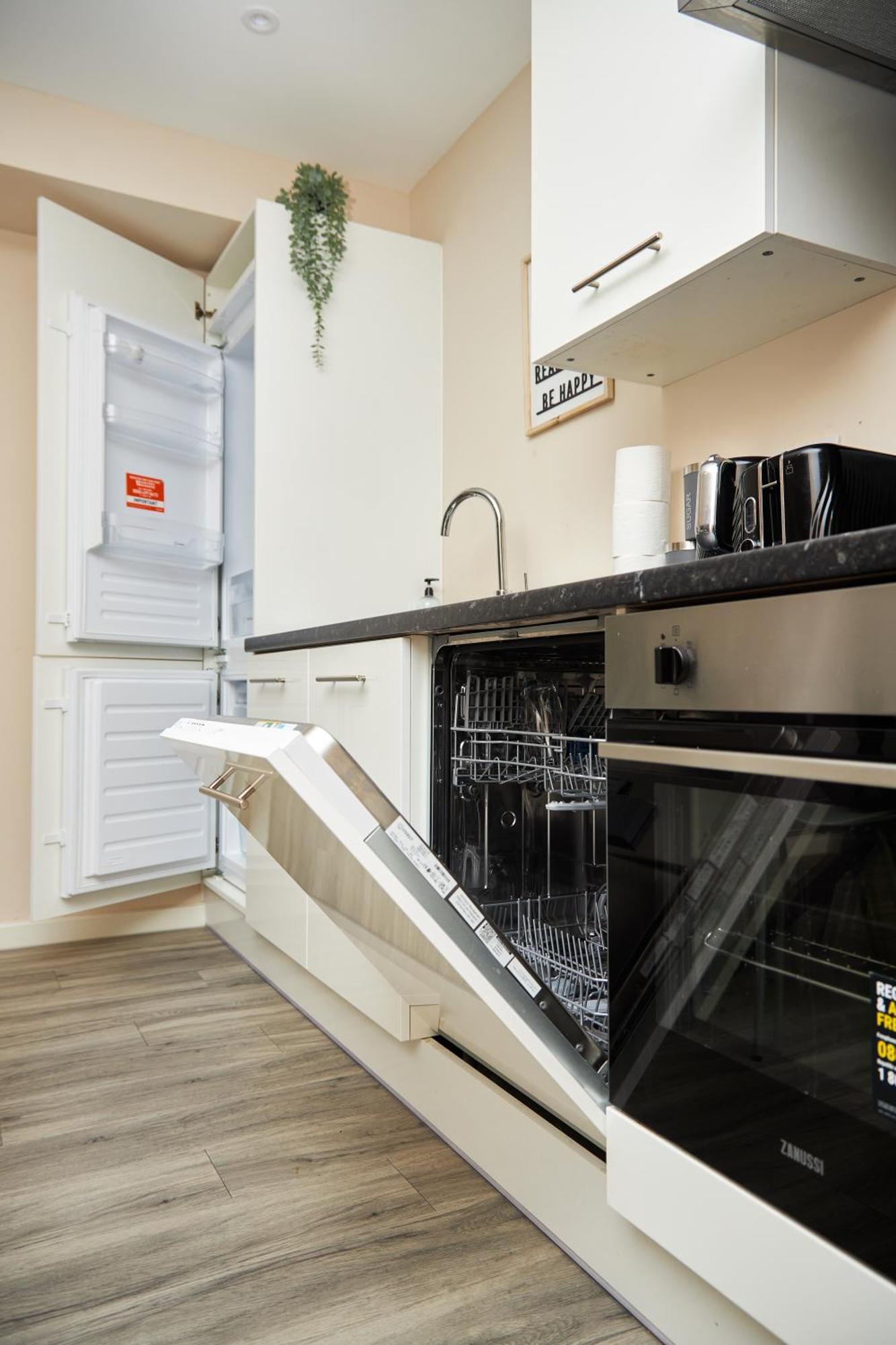 מנצ'סטר Deluxe And Cozy Two Bedroom With 1 Bathroom And Open Balcony מראה חיצוני תמונה